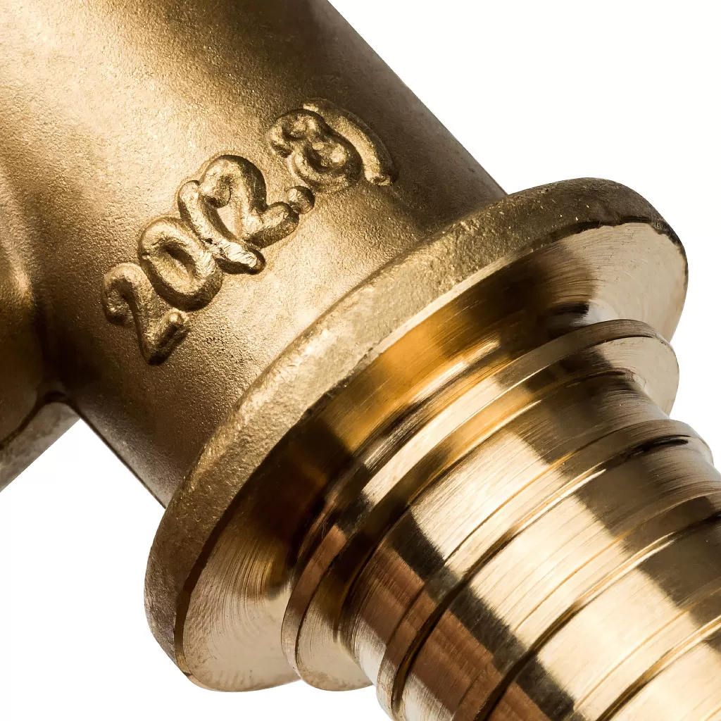 Угольник Stout с настенным креплением 20x3/4 для труб из сшитого полиэтилена